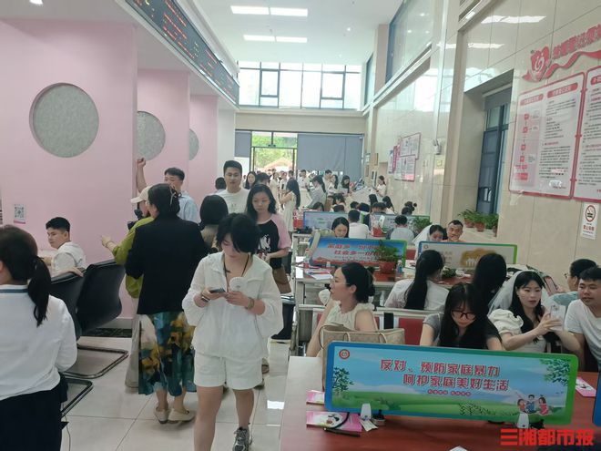 恭喜！“520”湖南9418对新人领证，有人凌晨3时就来民政局排队