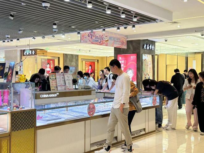 上海“五五购物节”来了：各区补贴大手笔，跨界新招激活消费活力