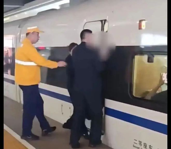 上海虹桥高铁站又现拦门事件，铁路上海站最新回应