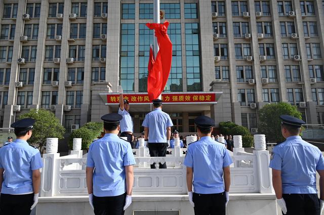 南召法院：升国旗庆党日 凝聚司法奋斗力量