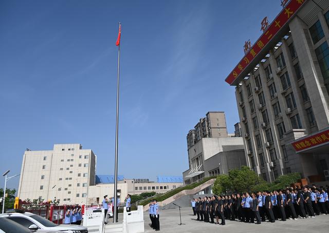 南召法院：升国旗庆党日 凝聚司法奋斗力量