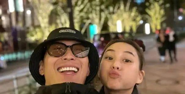 窦骁卡点为何超莲庆生，辟谣婚变传闻